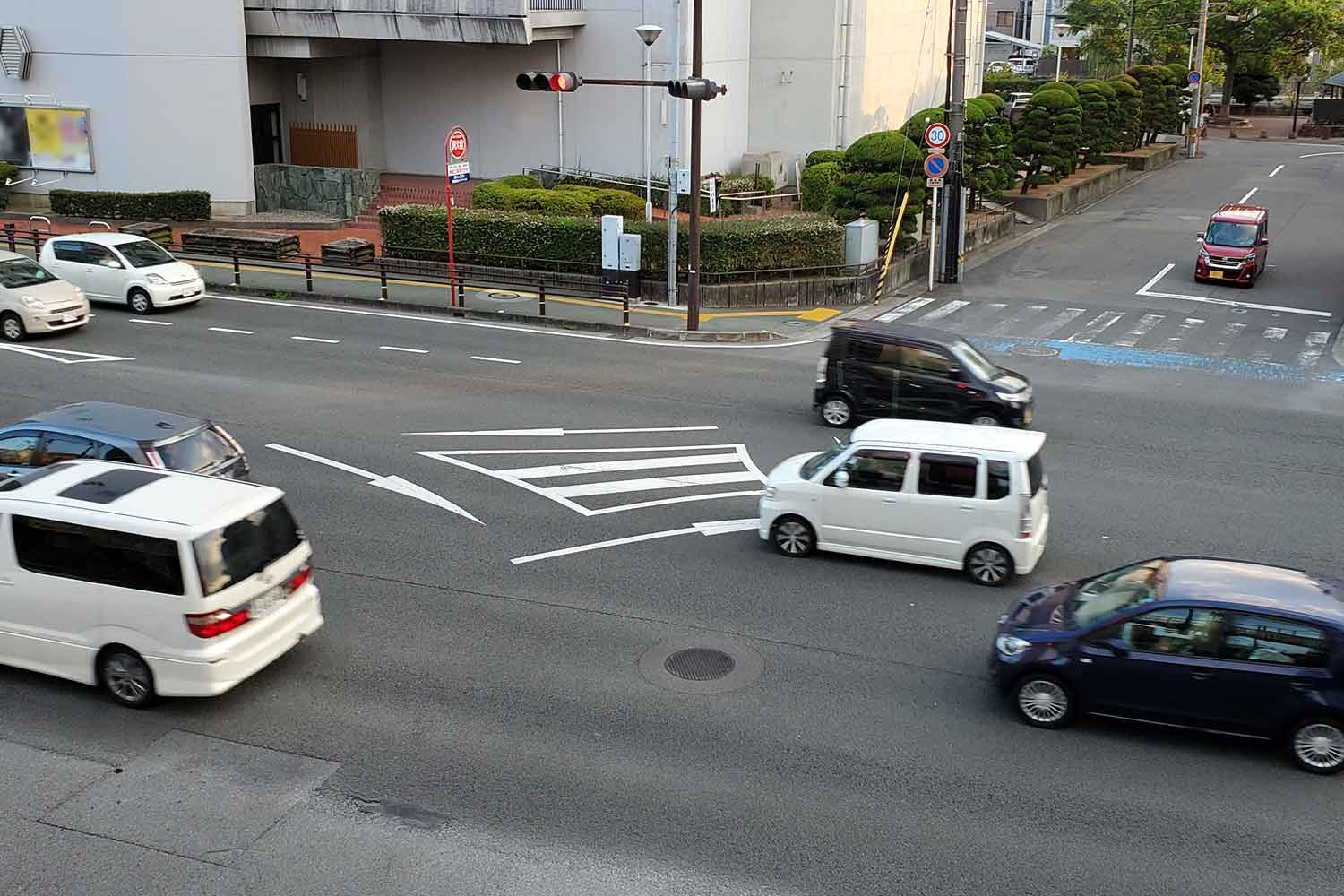 交差点内で右折待ちをしている様子