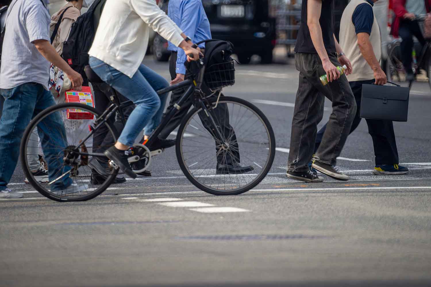 横断歩道を渡る歩行者と自転車