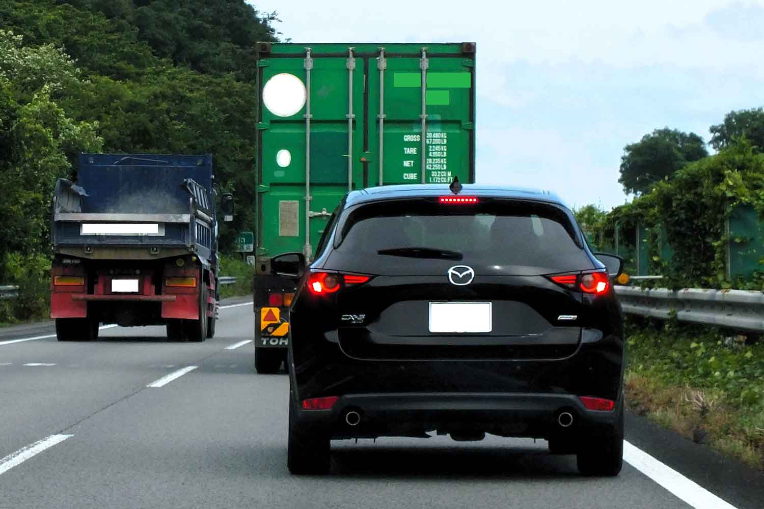 減速してトラックに車線を譲っている様子