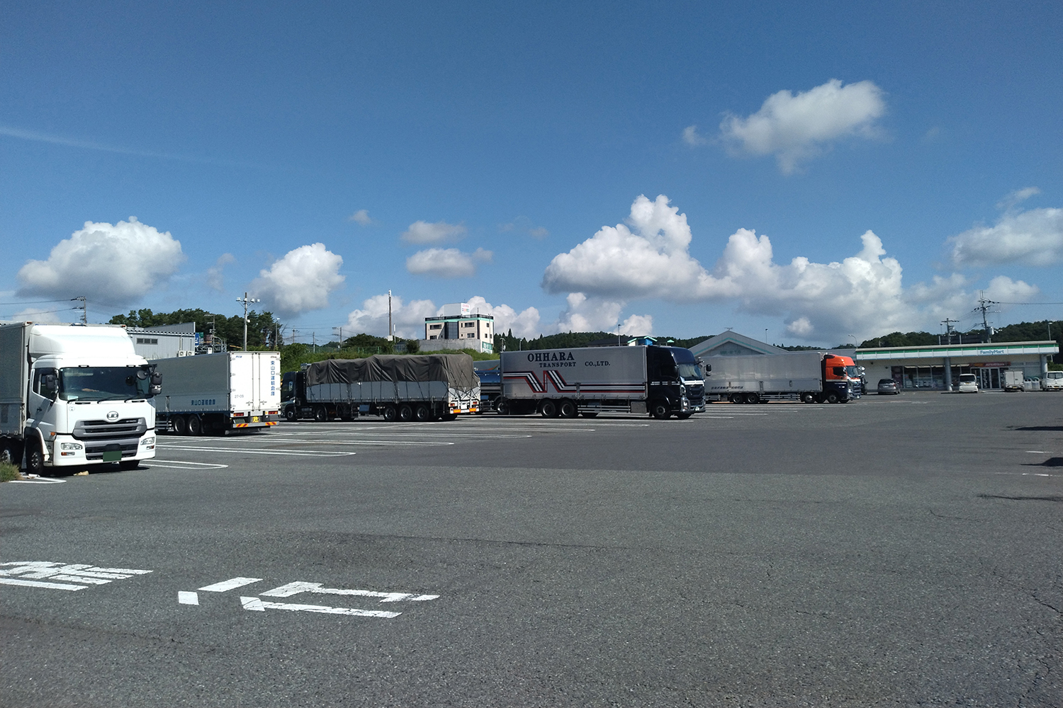 針トラックステーションの駐車場