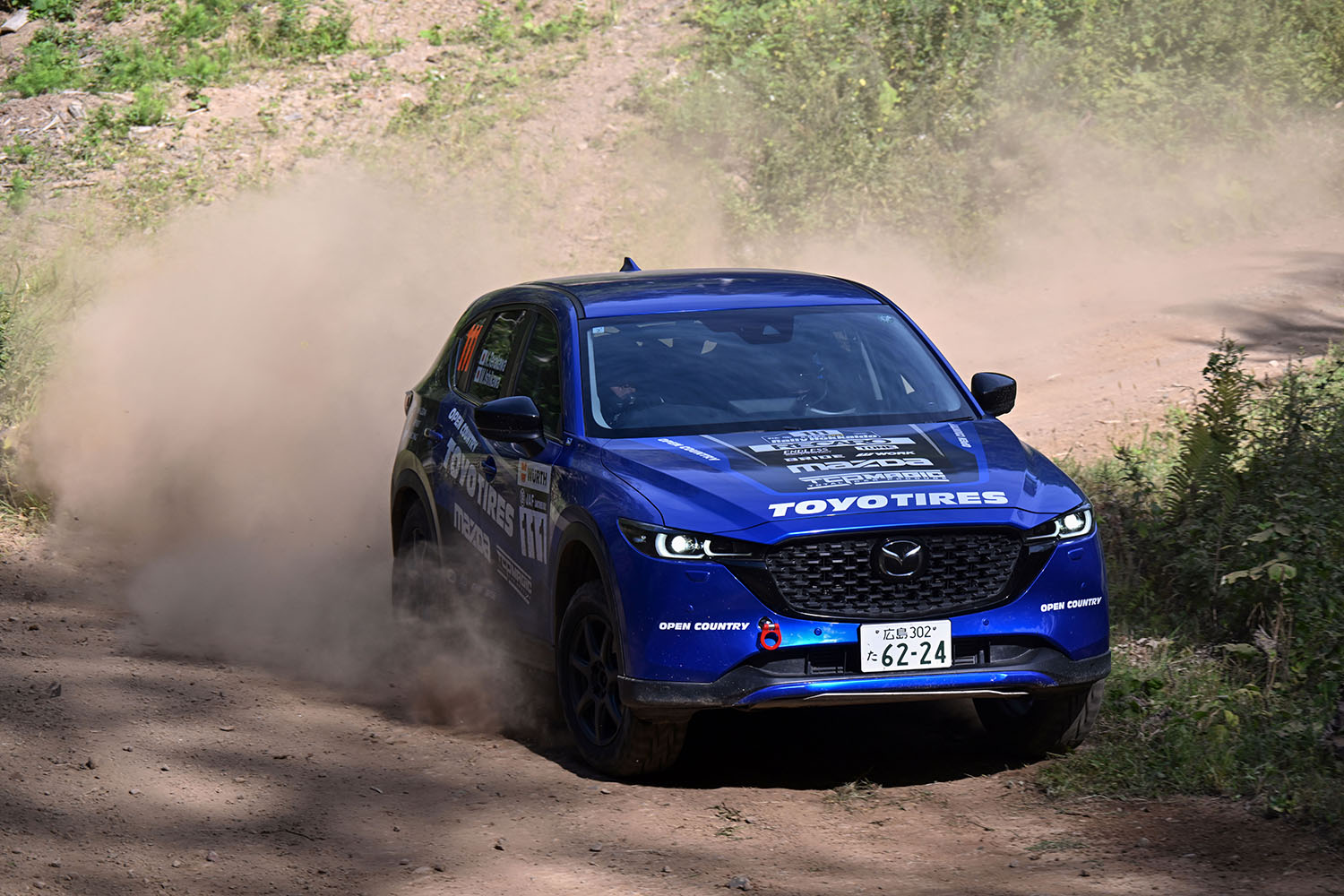 ラリーに参戦するマツダCX-5の走行シーン