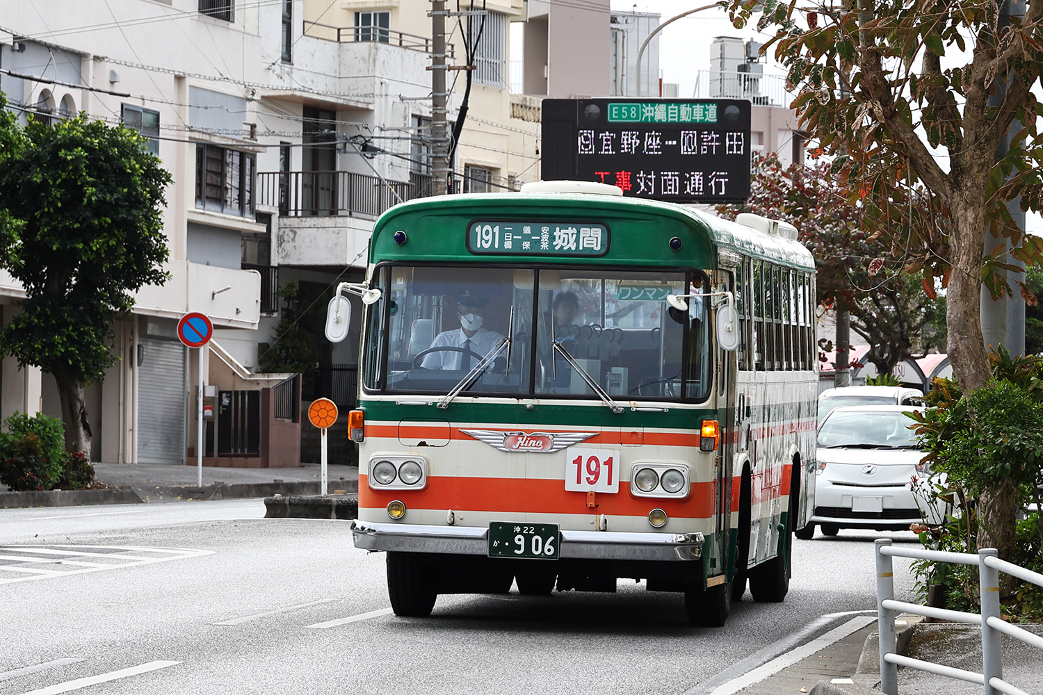 沖縄が右側通行から左側通行に変わった瞬間を当時のバス運転手に聞いた