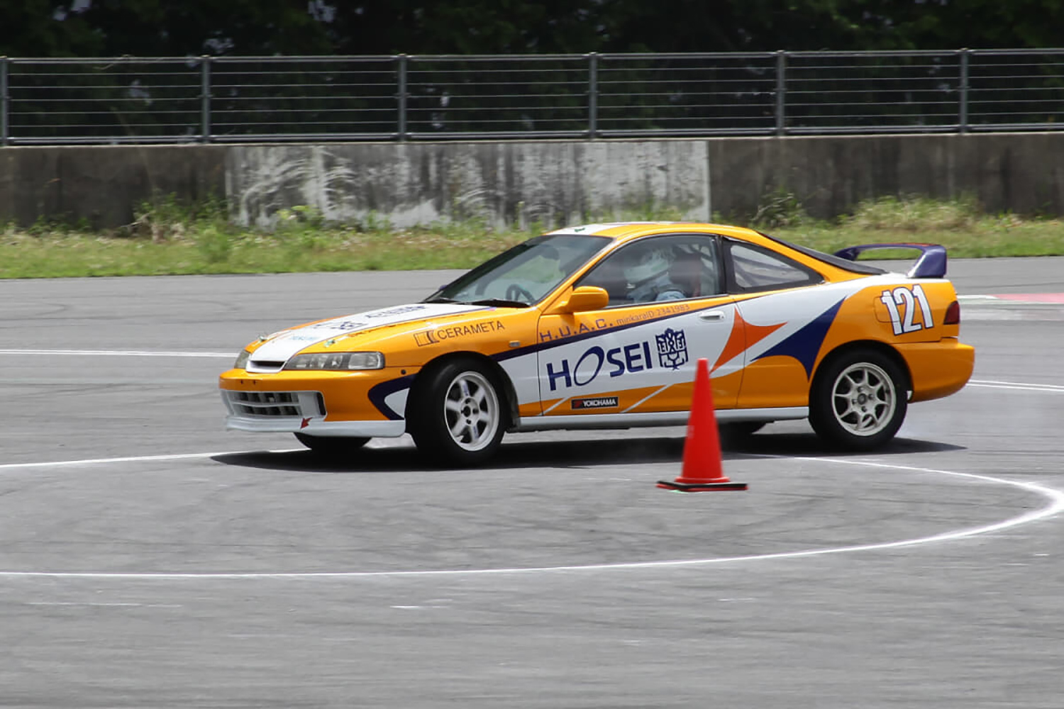 ジムカーナを走行する部車