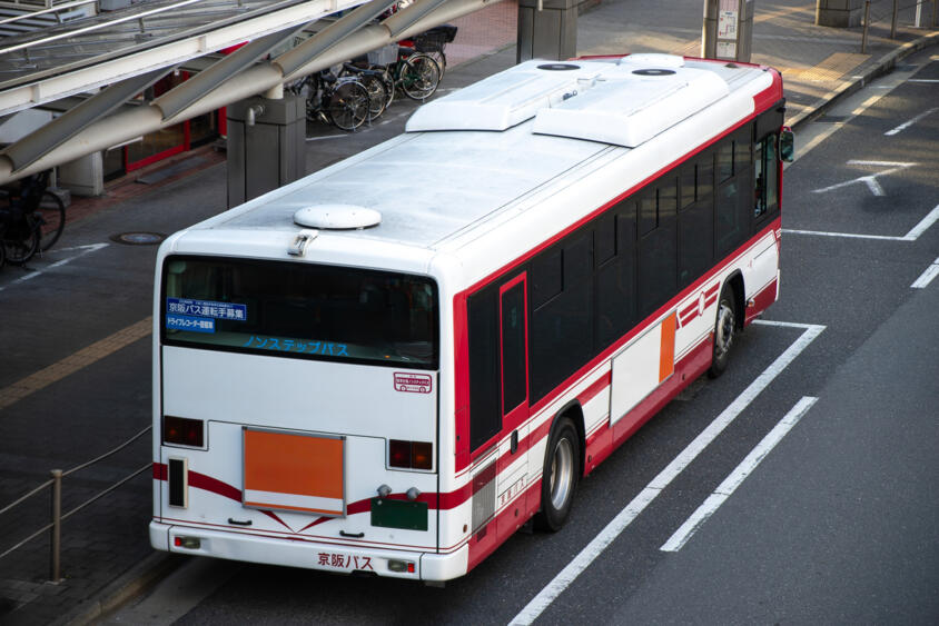 乗用車のモノコックともトラックのラダーフレームとも違う！　バス独特の「スケルトン構造」って一体なに？