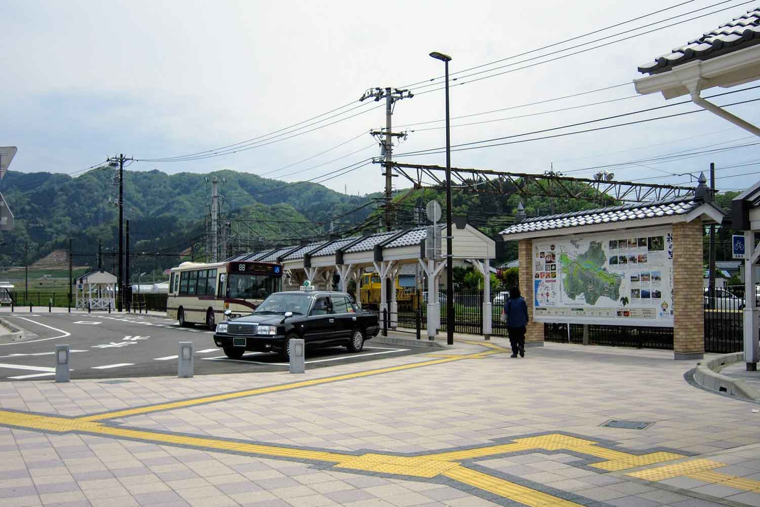 地方の駅前ロータリーの様子