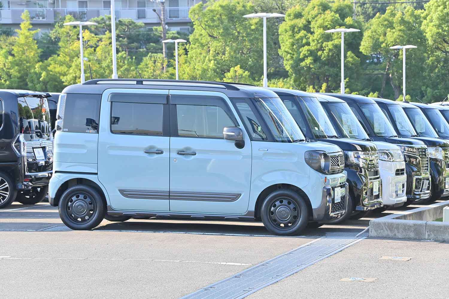 複数台並んでいる軽自動車の中古車 〜 画像6