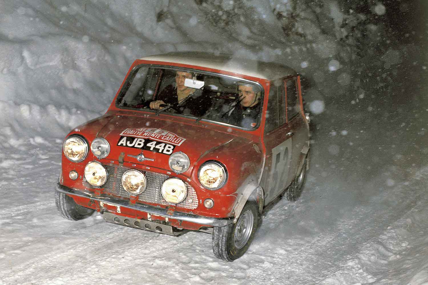 モンテカルロラリーを走る当時のミニ・クーパーの車両