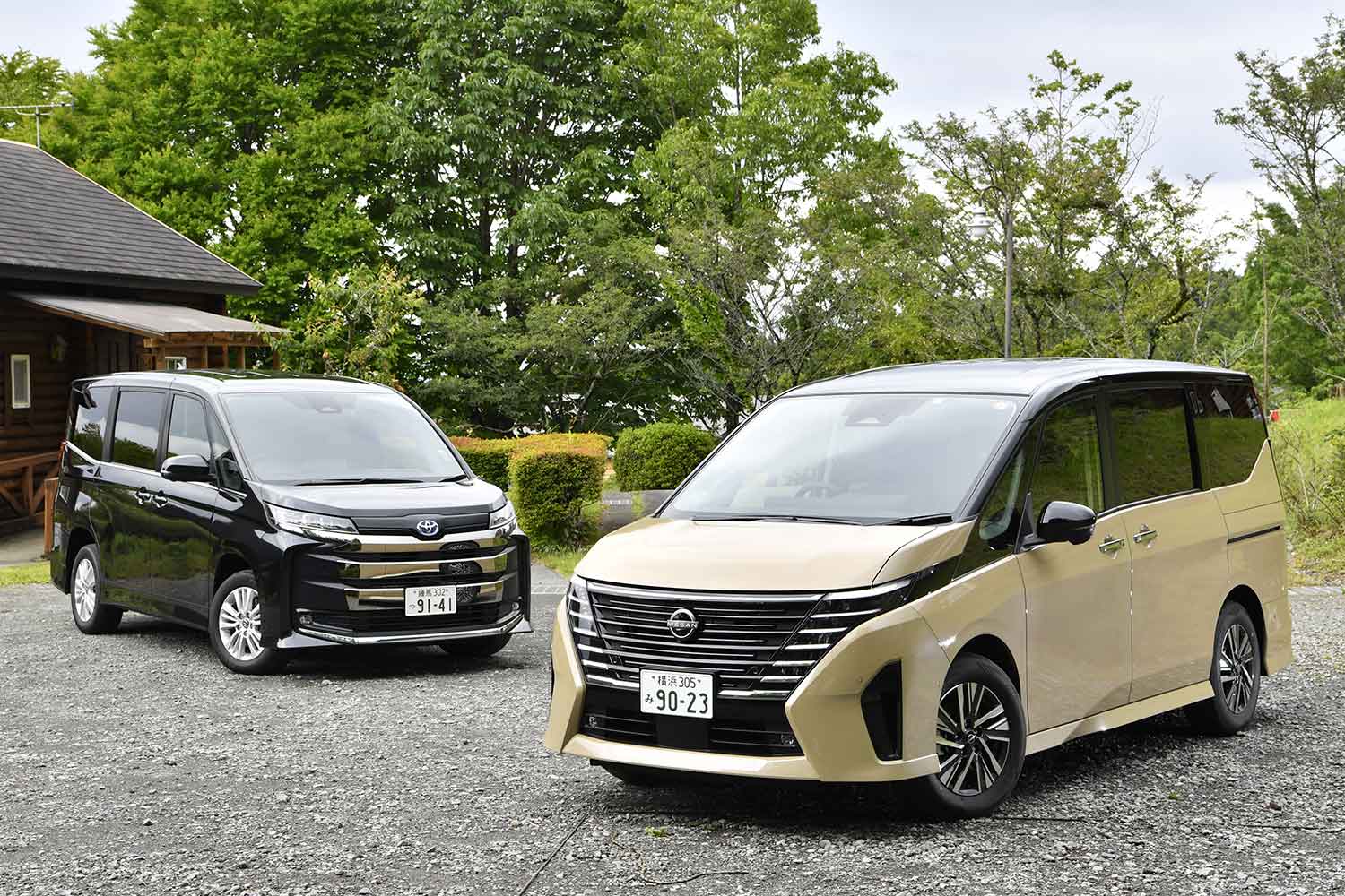 日産セレナ（6代目）とトヨタ・ノア（4代目）の2台並び