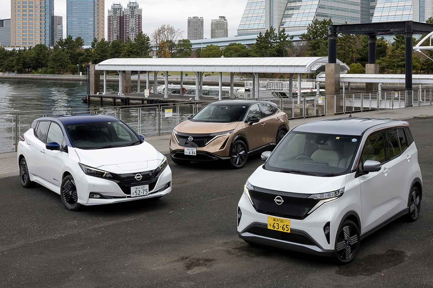 日産サクラ、リーフ、アリアの3台並び