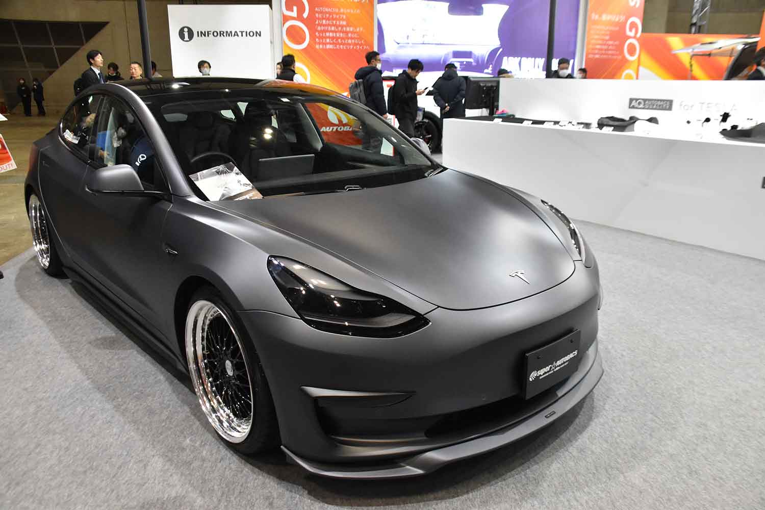 スーパーオートバックスKOBEが手がけたテスラ・モデル3のカスタムカー「TESLA Model3 by G-7 大阪 Co」のフロントまわり 〜 画像5