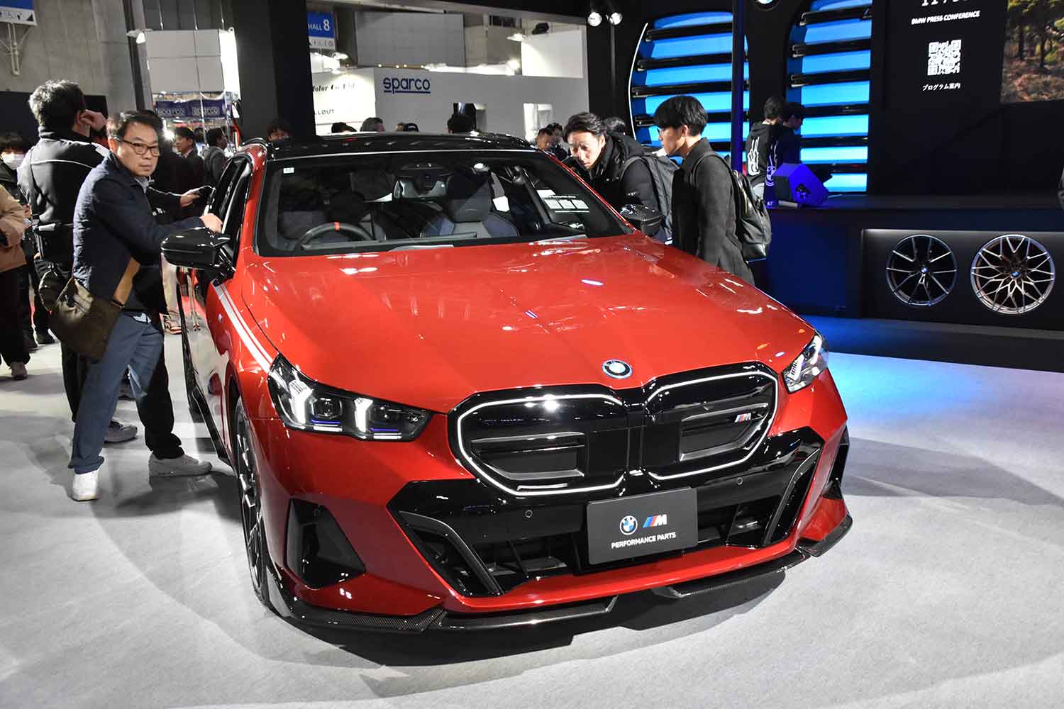 BMWブースに展示されていたi5 ツーリング M60のM パフォーマンスパーツ装着車両のフロントまわり 〜 画像2