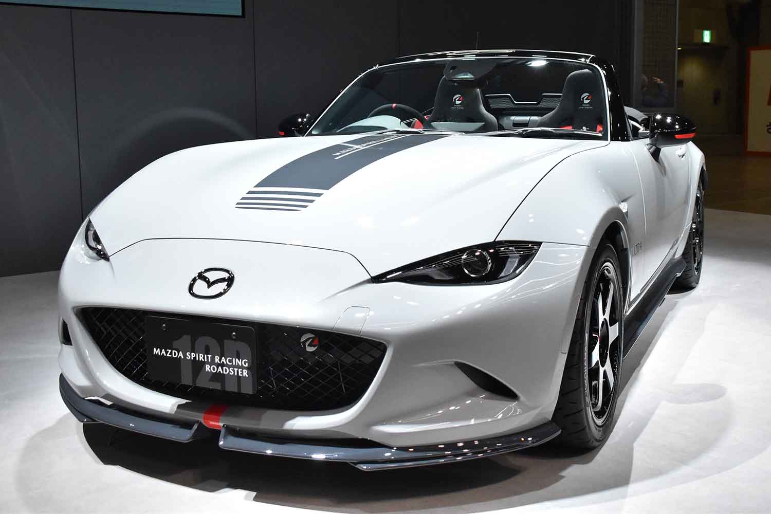 壇上に展示された「MAZDA SPIRIT RACING ROADSTER 12R」のフロントまわり