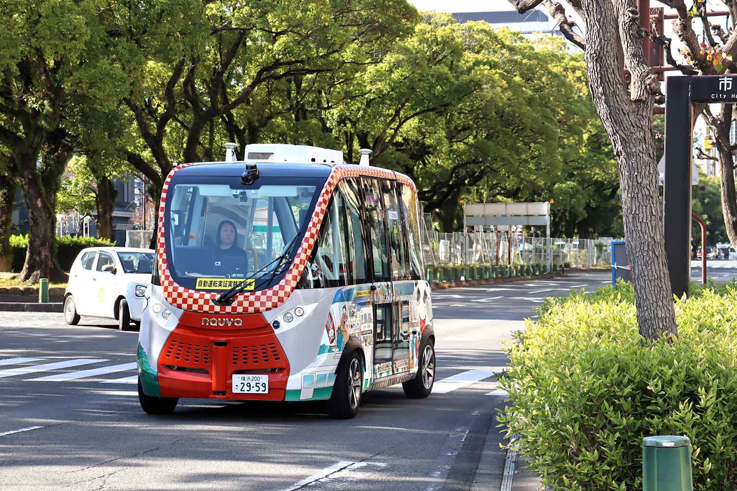 自動運転バスが動いている様子