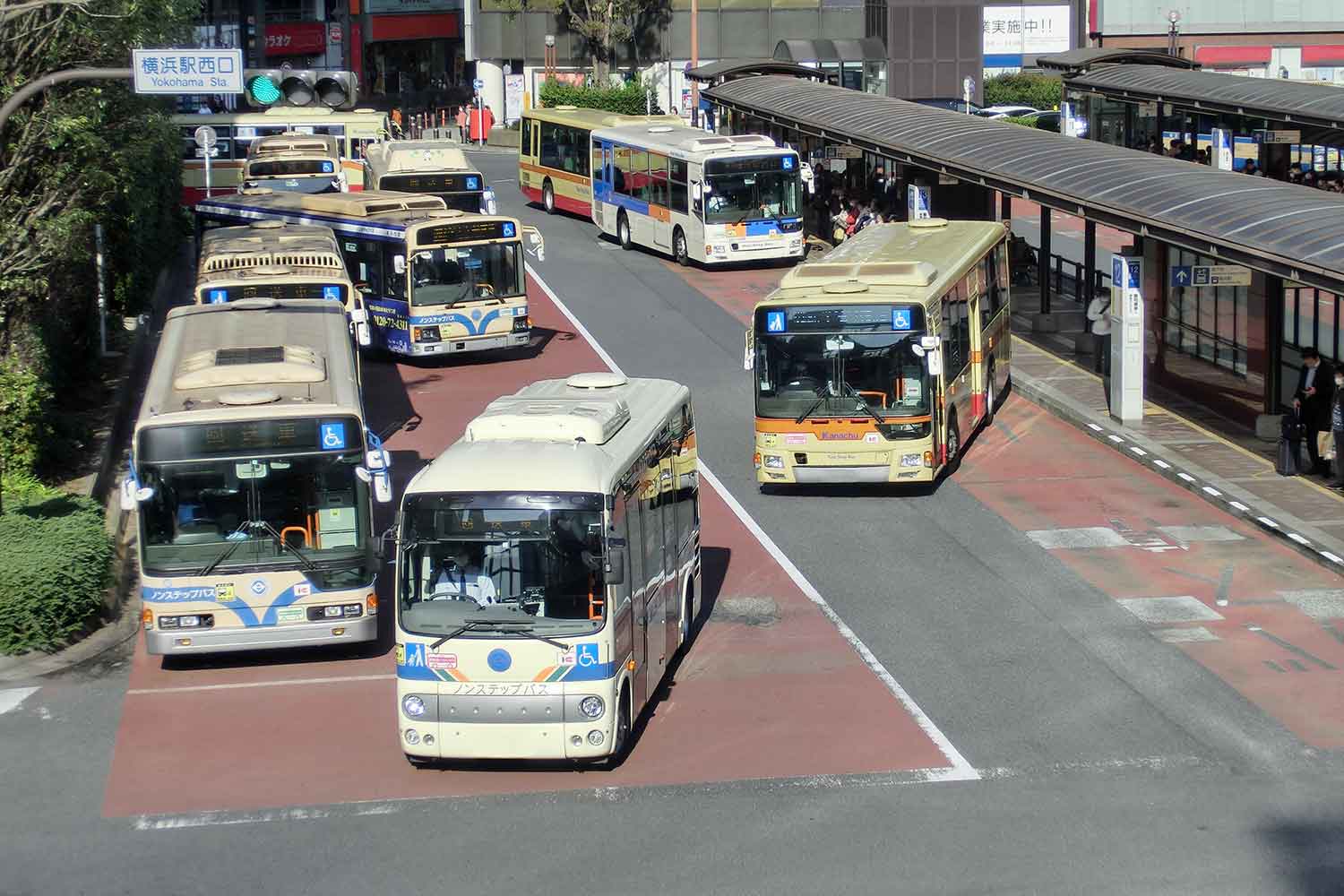 都心部の駅前バス停の様子 〜 画像6