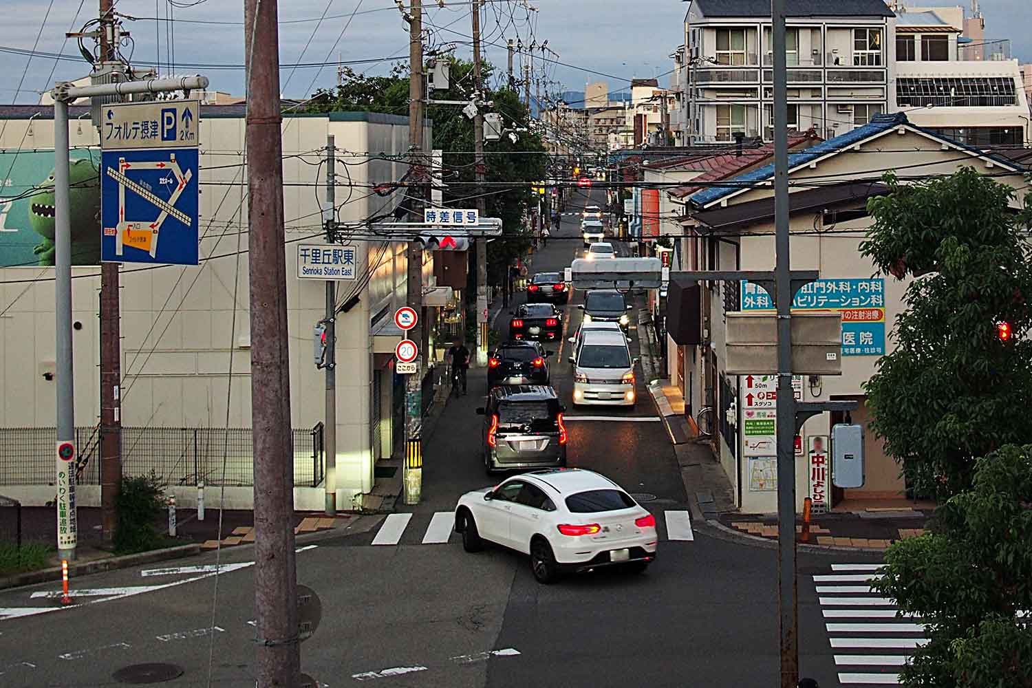 狭い対面通行の生活道路のイメージ