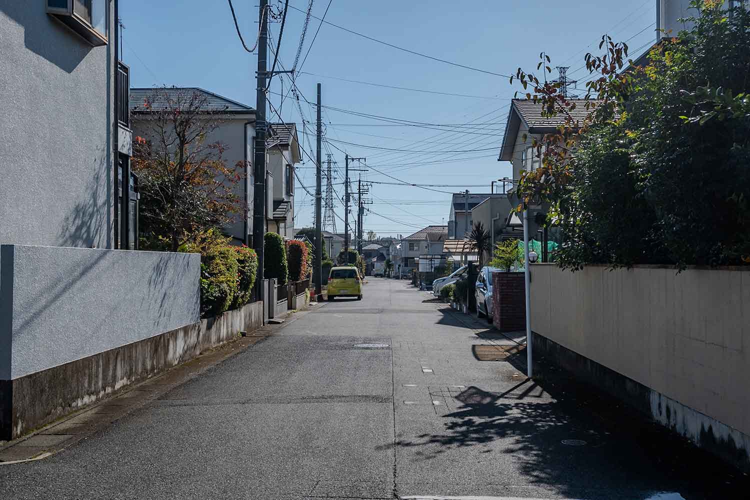 道幅の狭い住宅街の生活道路