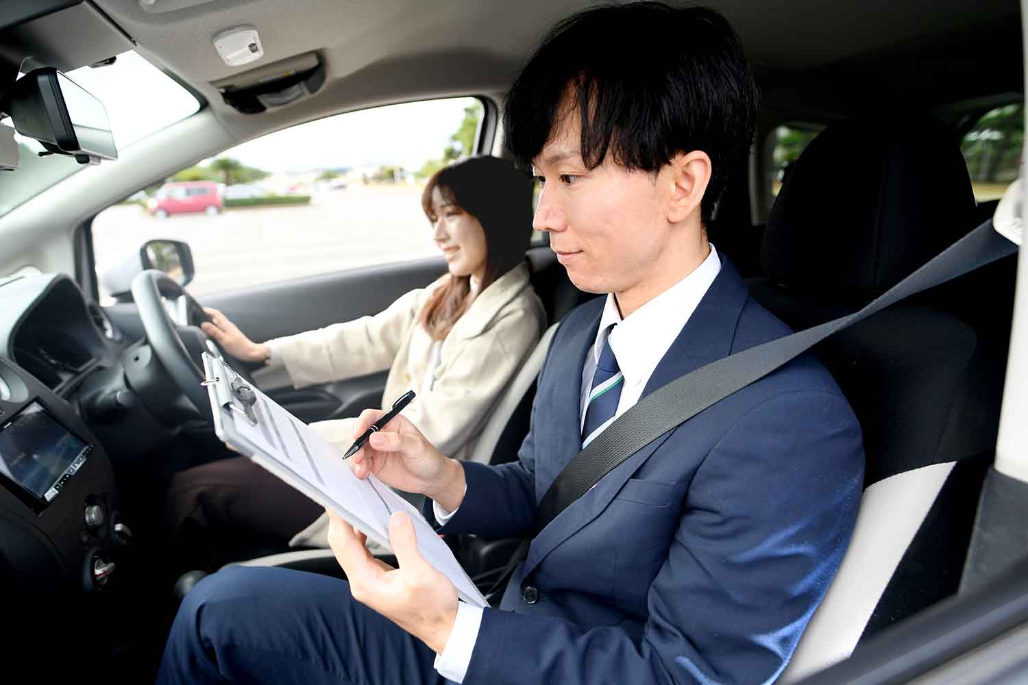 運転免許の教習中の車内のイメージ