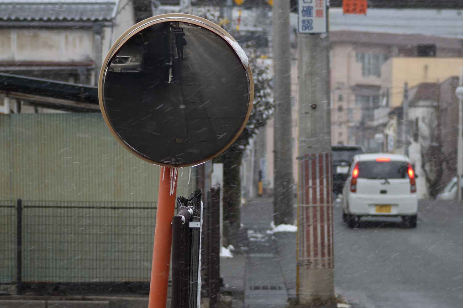 車庫の出入り口に設置されたカーブミラー 〜 画像3