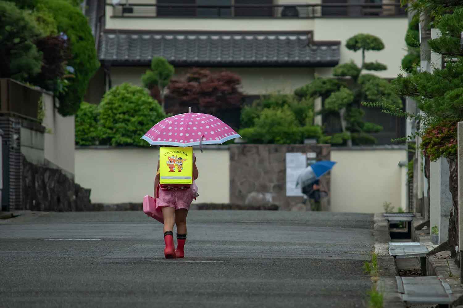 交通安全の反射材を付けた小学生の後ろ姿