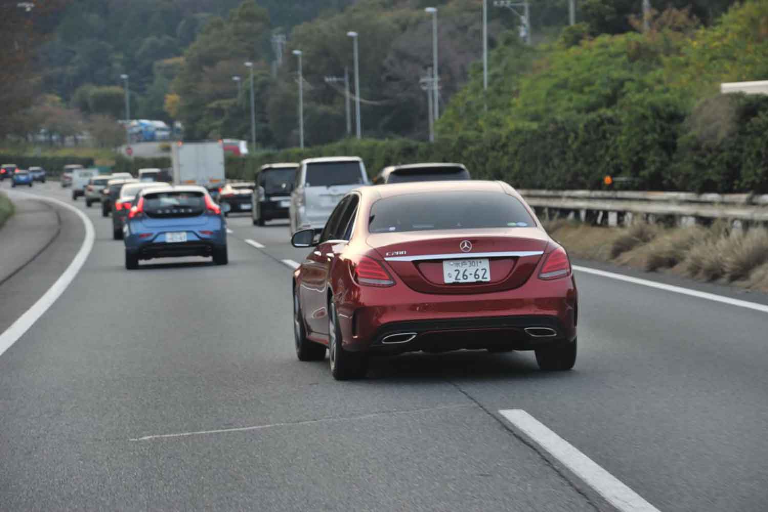 高速道路上で車線変更している様子