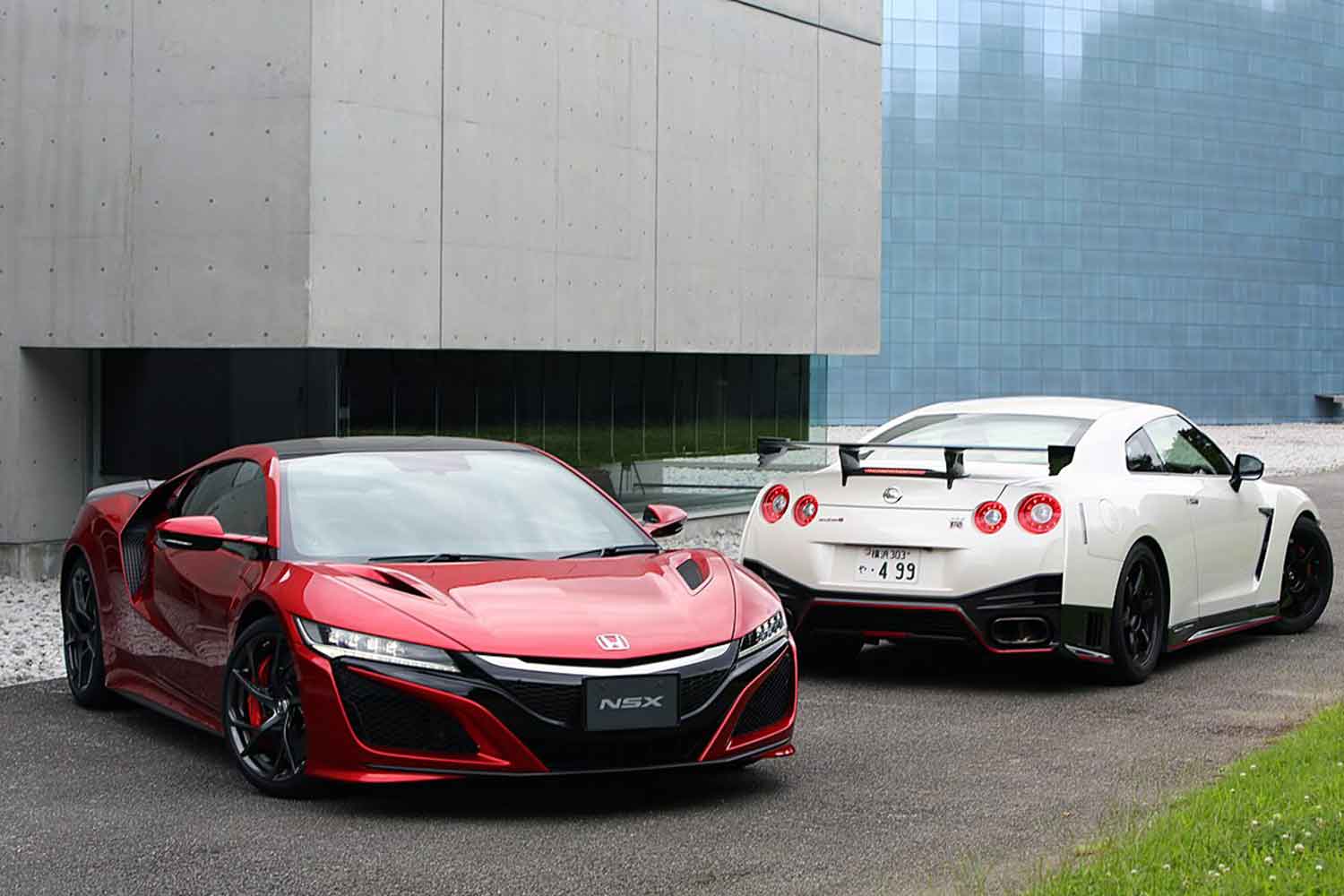 ホンダNSX（NC1）と日産GT-R NISMO（R35）の2台並び