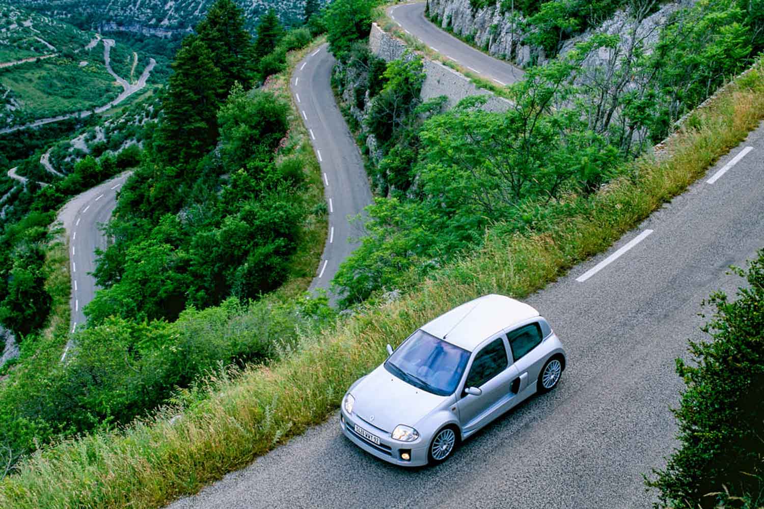 峠道を走るルノー・クリオ ルノースポールV6 〜 画像6