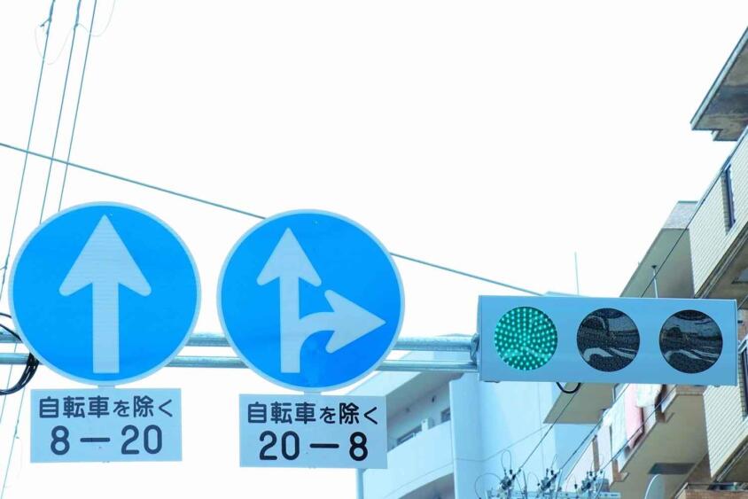 これじゃマジメに運転してたって違反しちゃう！　「文字がびっしり」の日本の標識って守らせる気ある？