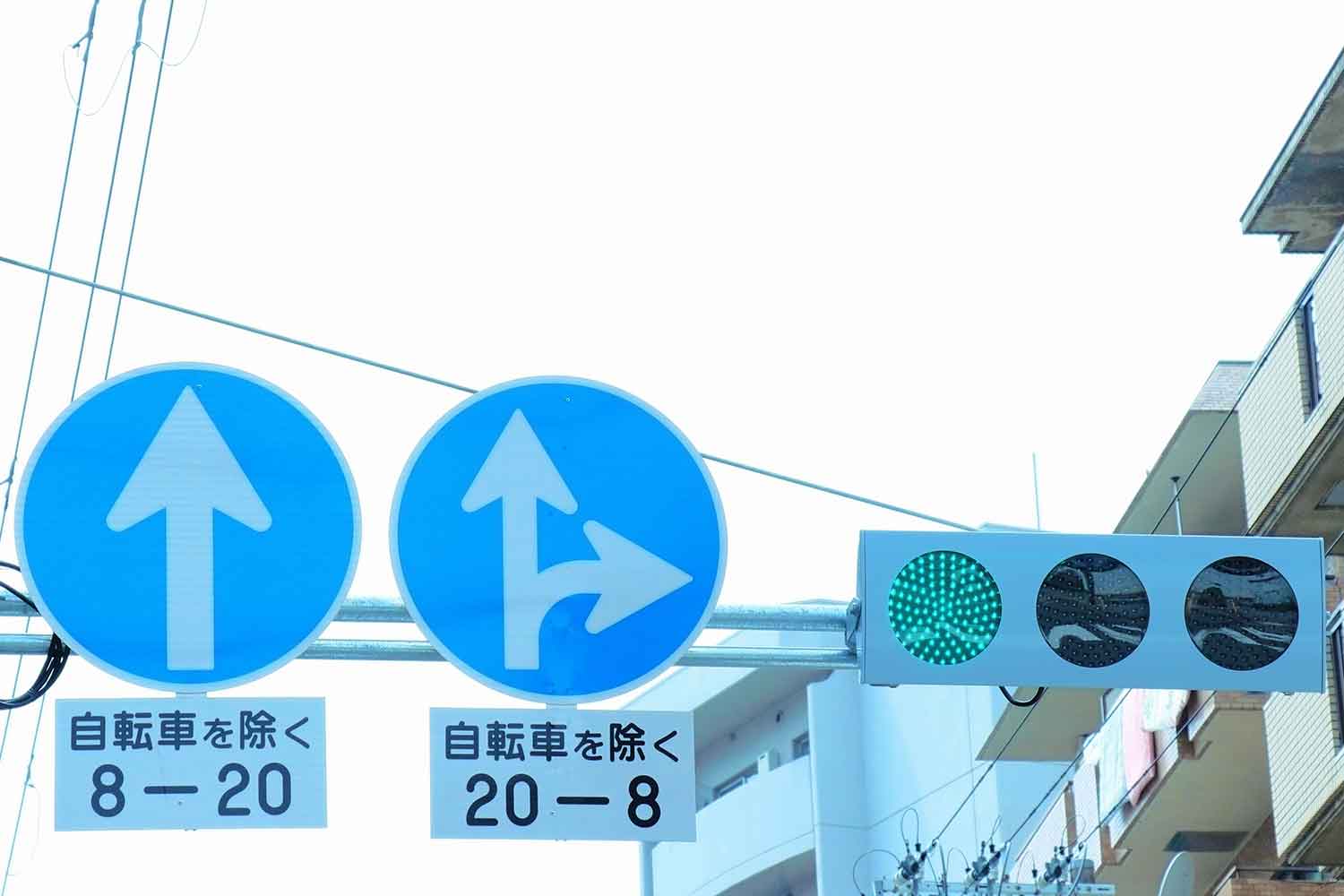 小さい文字がびっしりの補助標識も付く日本の「指定方向外進行禁止」標識がわかりづらすぎる 〜 画像1