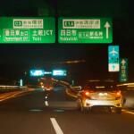 【画像】夜でも道路標識が見えやすいのには理由があった！　ただの反射じゃない「再帰性反射」ってなに？ 〜 画像4