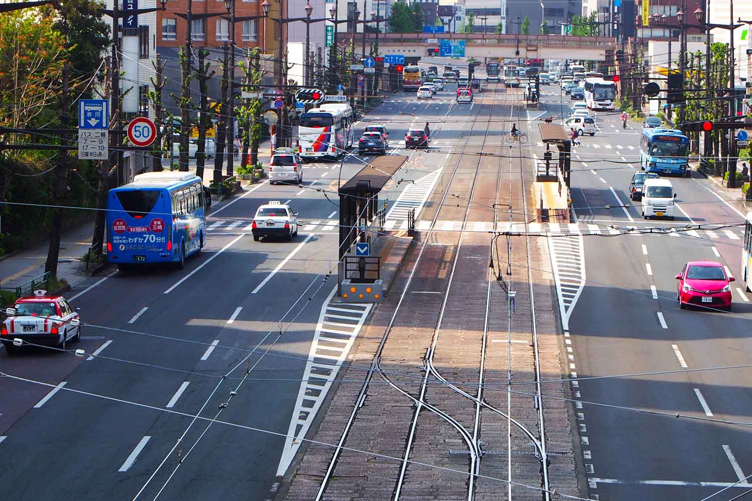 路面電車の停留所付近のゼブラゾーン