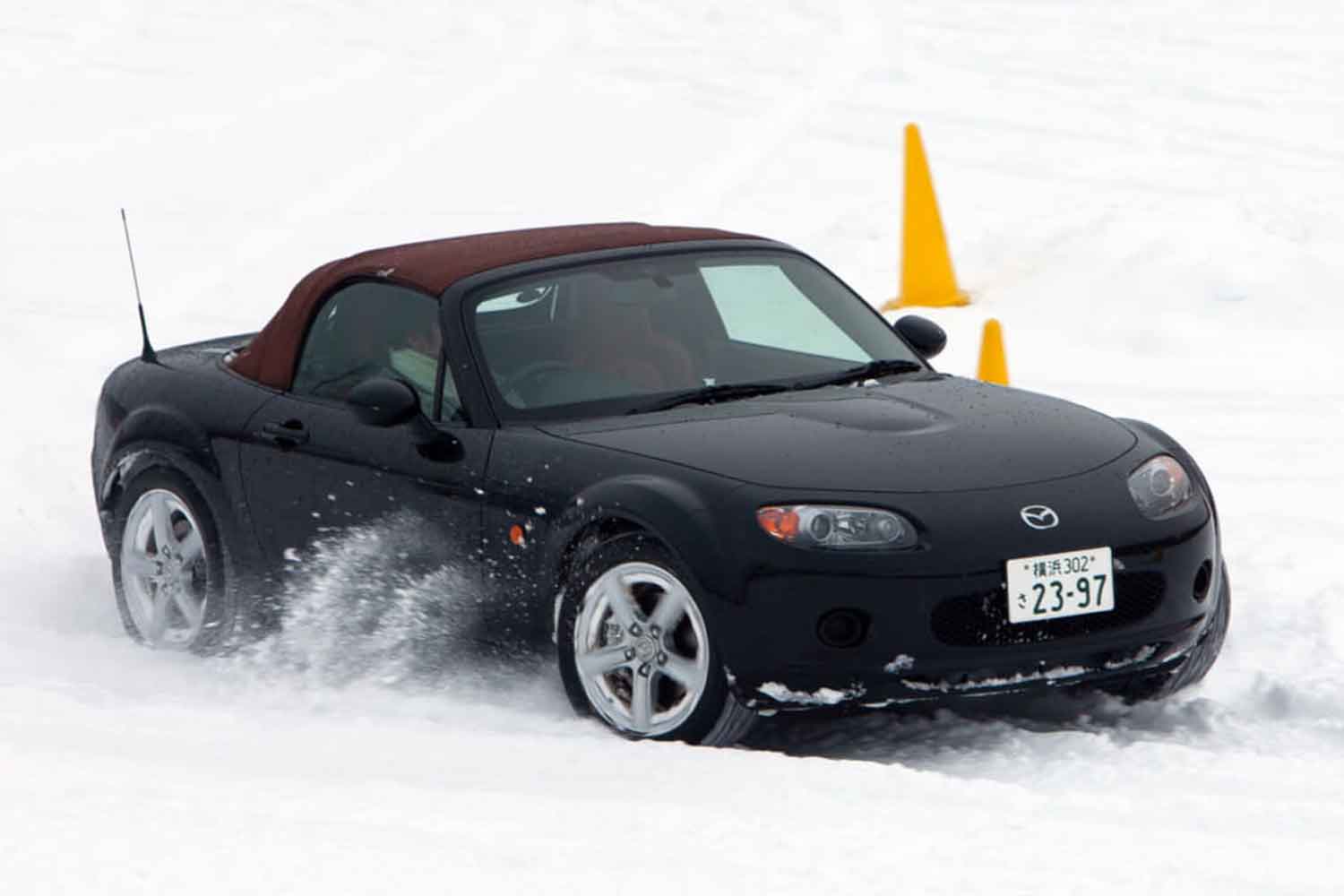 パイロンをたてて雪上走行しているマツダ・ロードスター 〜 画像3