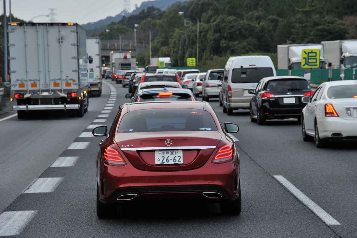 高速道路の渋滞の車列 〜 画像2