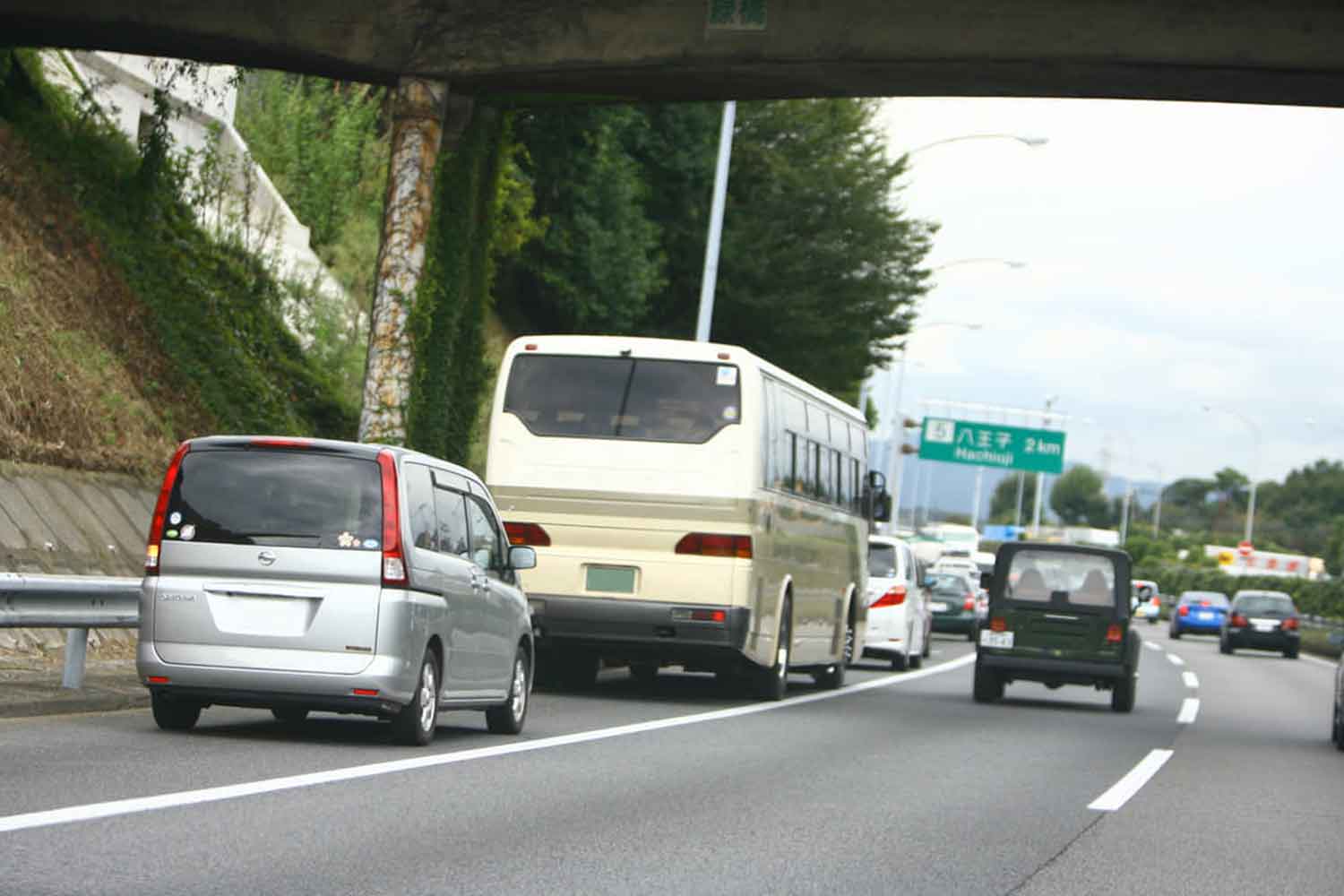 高速道路の路肩を進んでいる複数のクルマ 〜 画像6