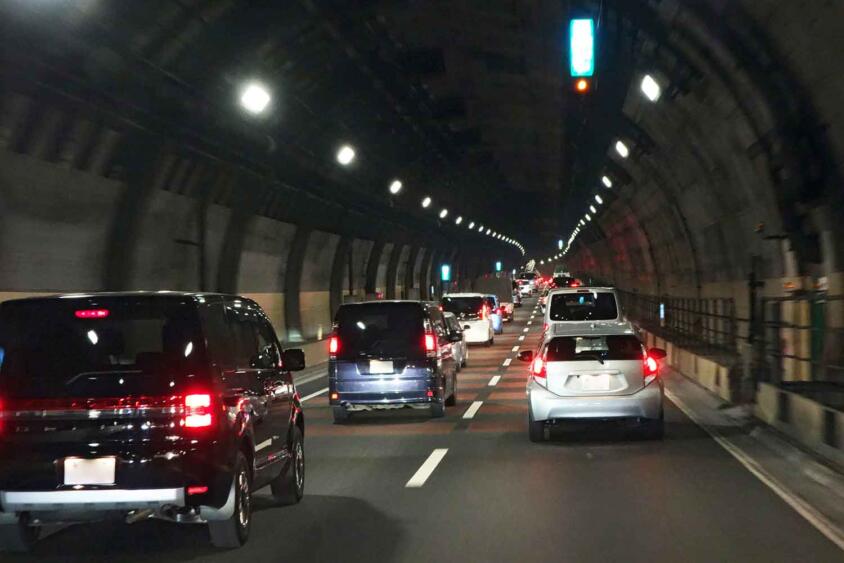 追い越し車線に居座り続けるのは違反！　だったら長い渋滞時に「追い越し車線」にいたら違反になる？