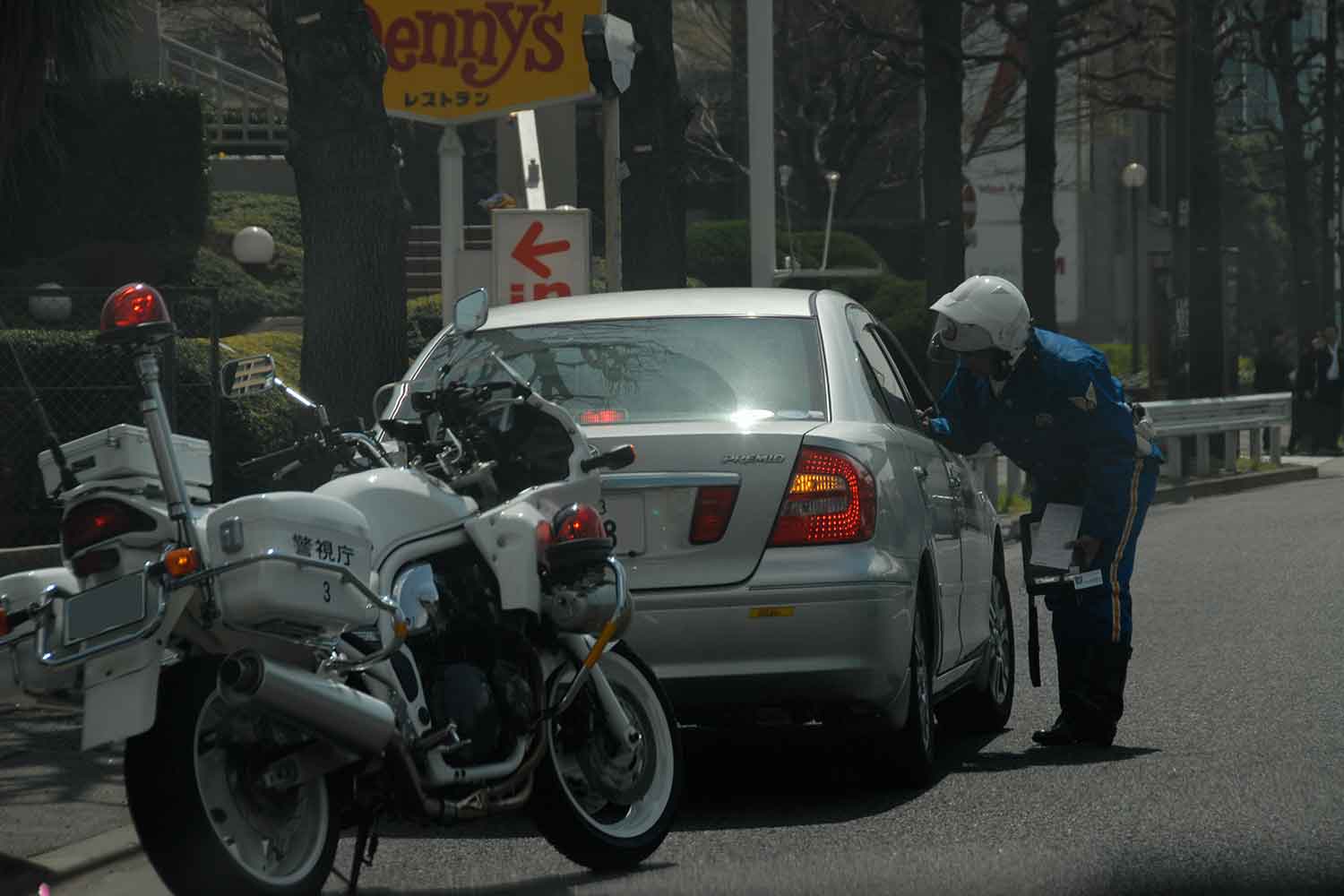 白バイに止められている違反車両 〜 画像4