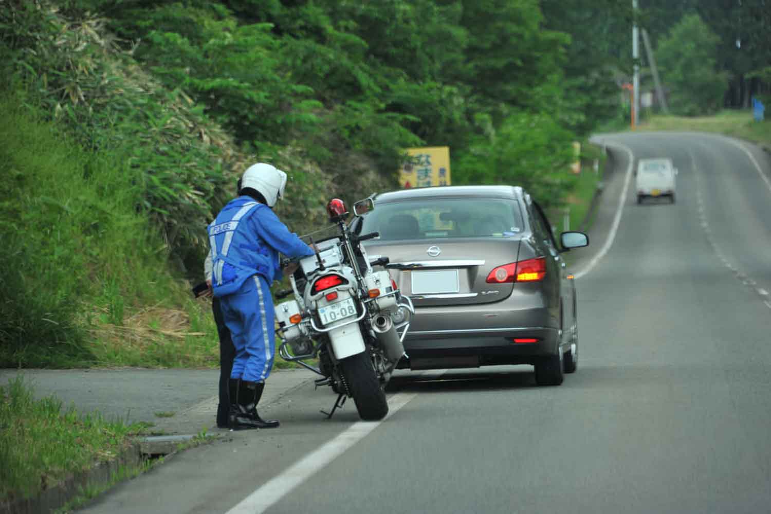 白バイによる交通違反の取り締まり