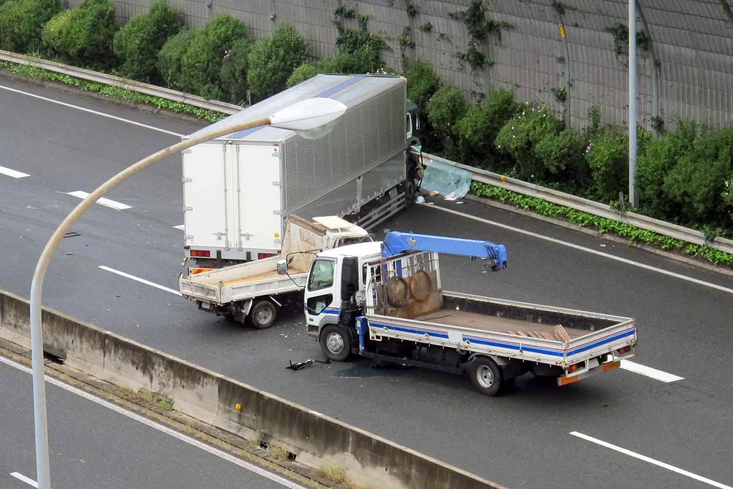 大型トラックが絡んだ高速道路上での事故現場