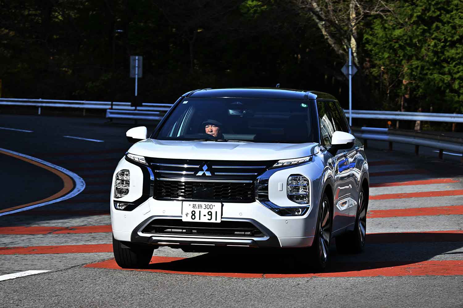 三菱アウトランダーPHEV（3代目）の走行写真