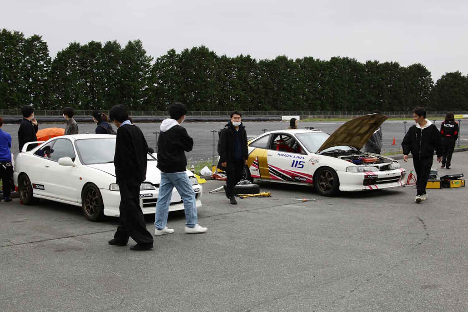 自動車部の部車が複数台並んでいる様子 〜 画像2