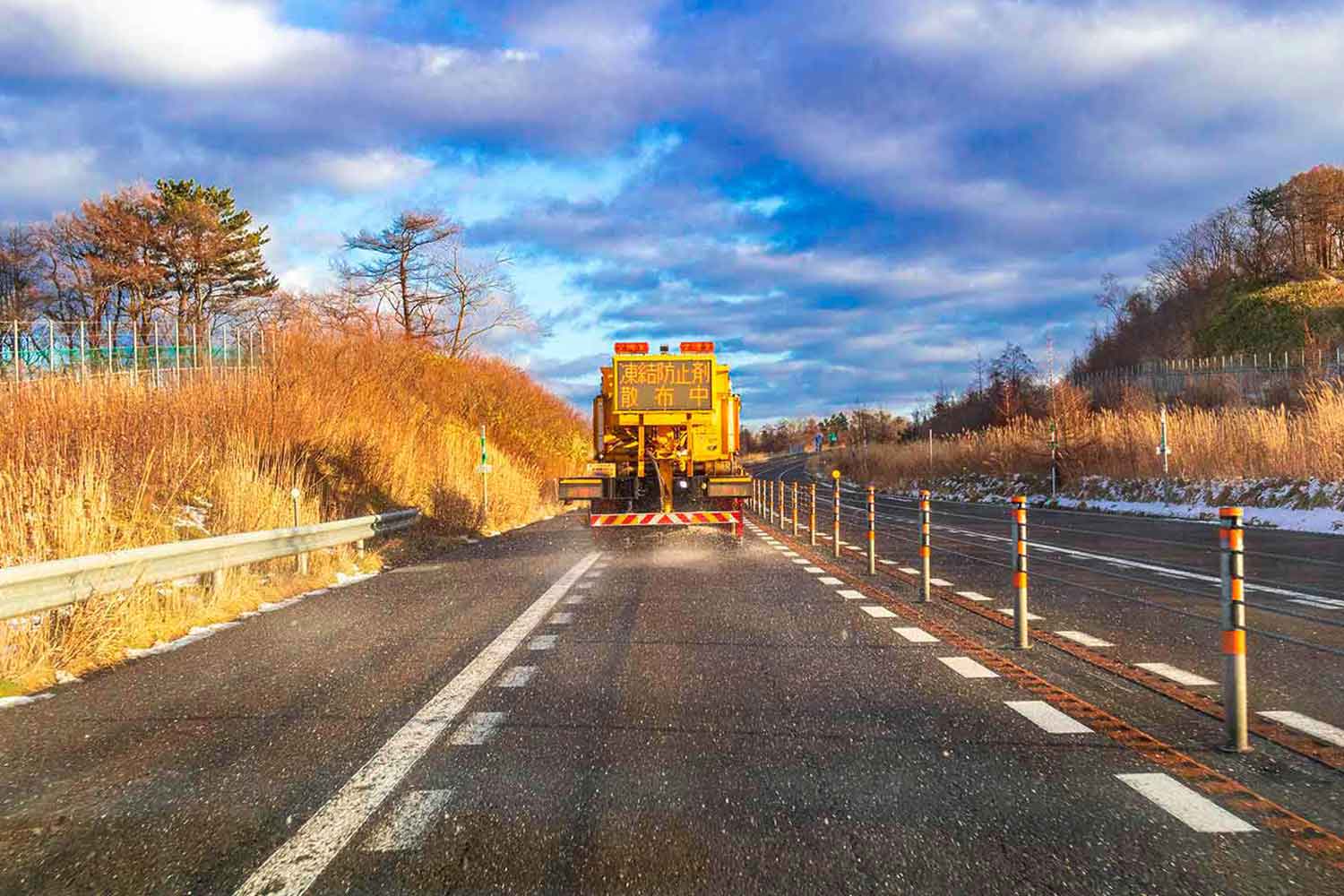 凍結防止剤を道路上に撒いている様子