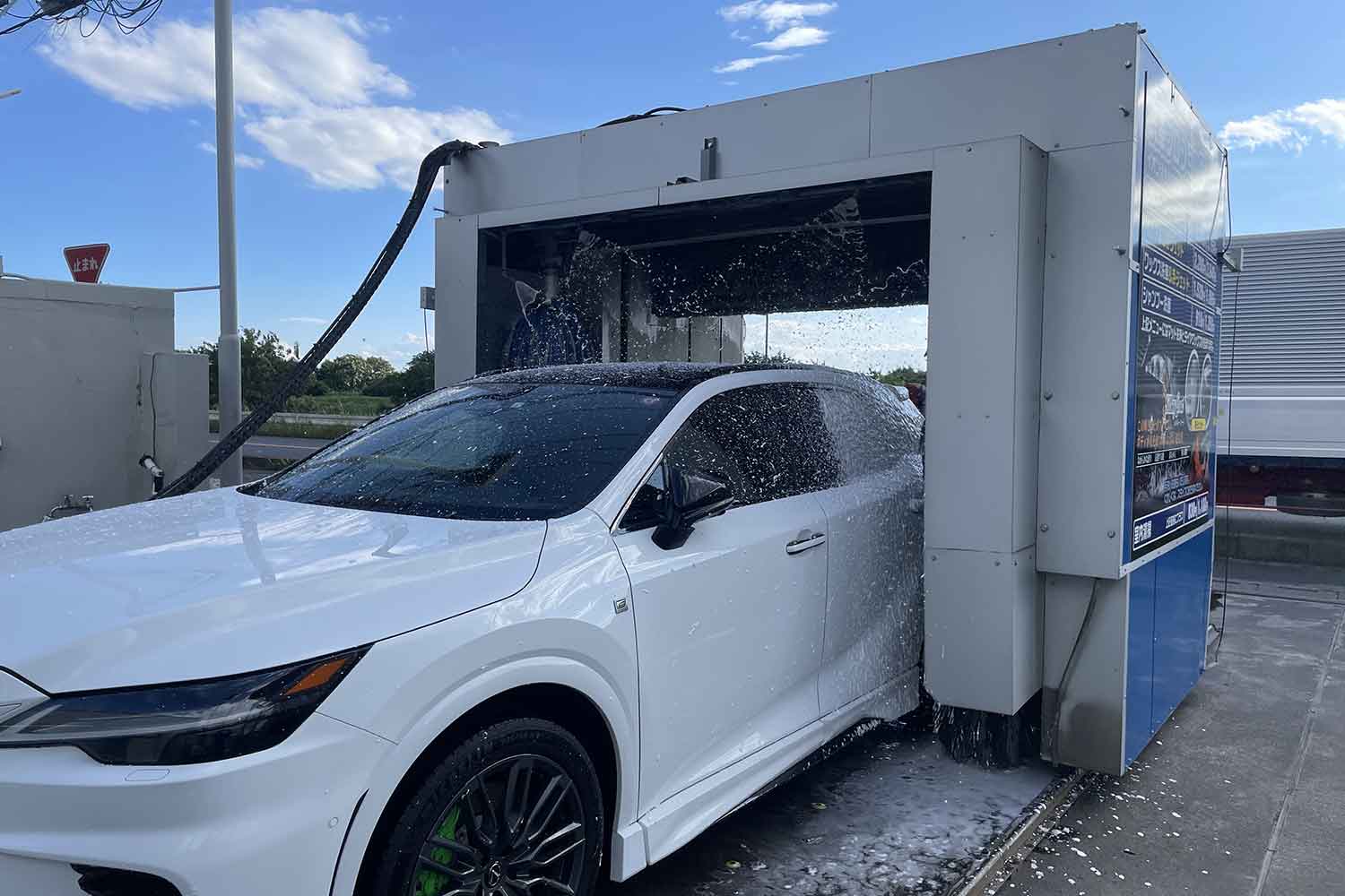 ガソリンスタンドの機械式洗車機 〜 画像2