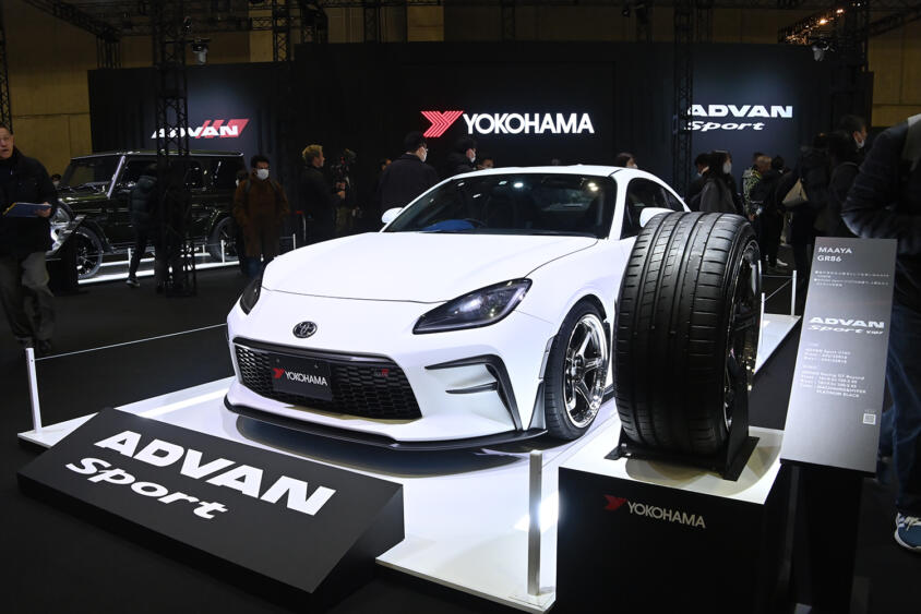 フラッグシップブランド「ADVAN」と純白のデモカーがお出迎え！　ヨコハマタイヤブースは走り好きは一見の価値あり【TAS2025】