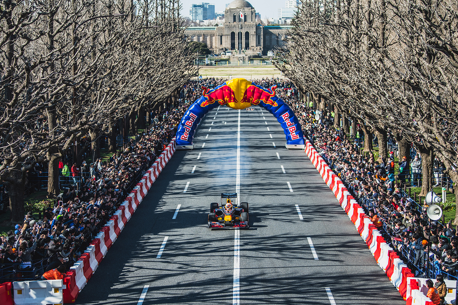 明治神宮銀杏並木を走るレッドブルのF1マシン