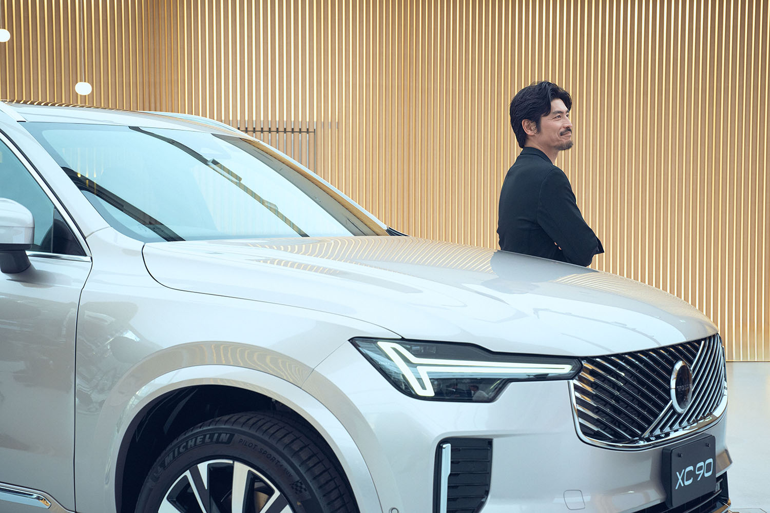 新型ボルボXC90と坂口憲二氏