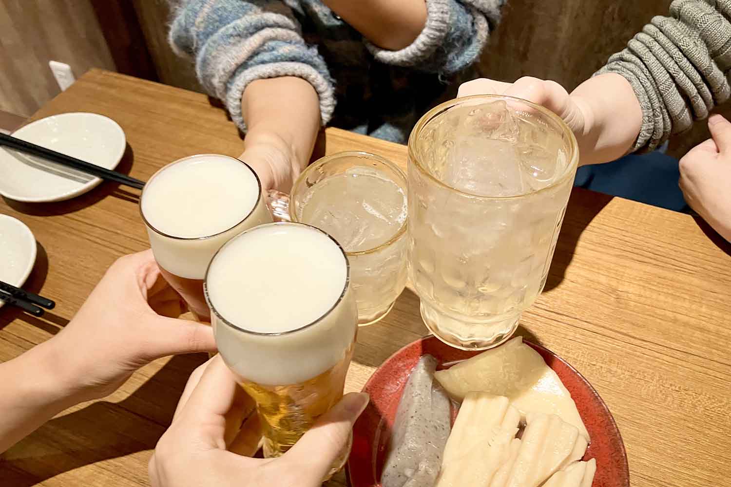 居酒屋で乾杯をしている様子