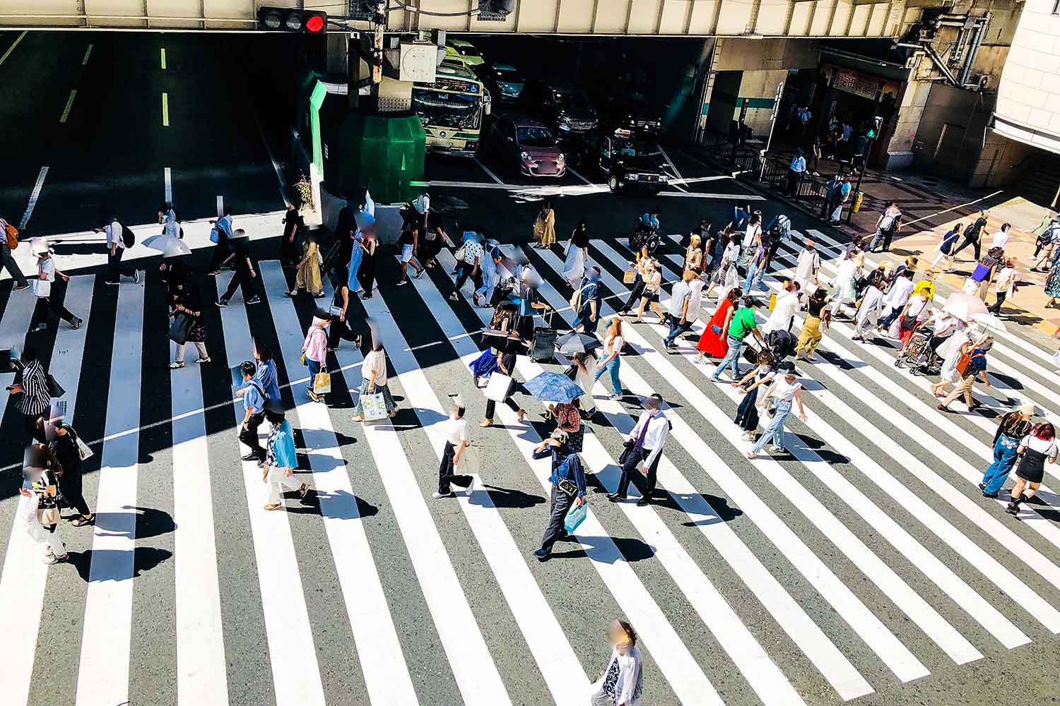 歩行者が横断歩道を渡っている様子