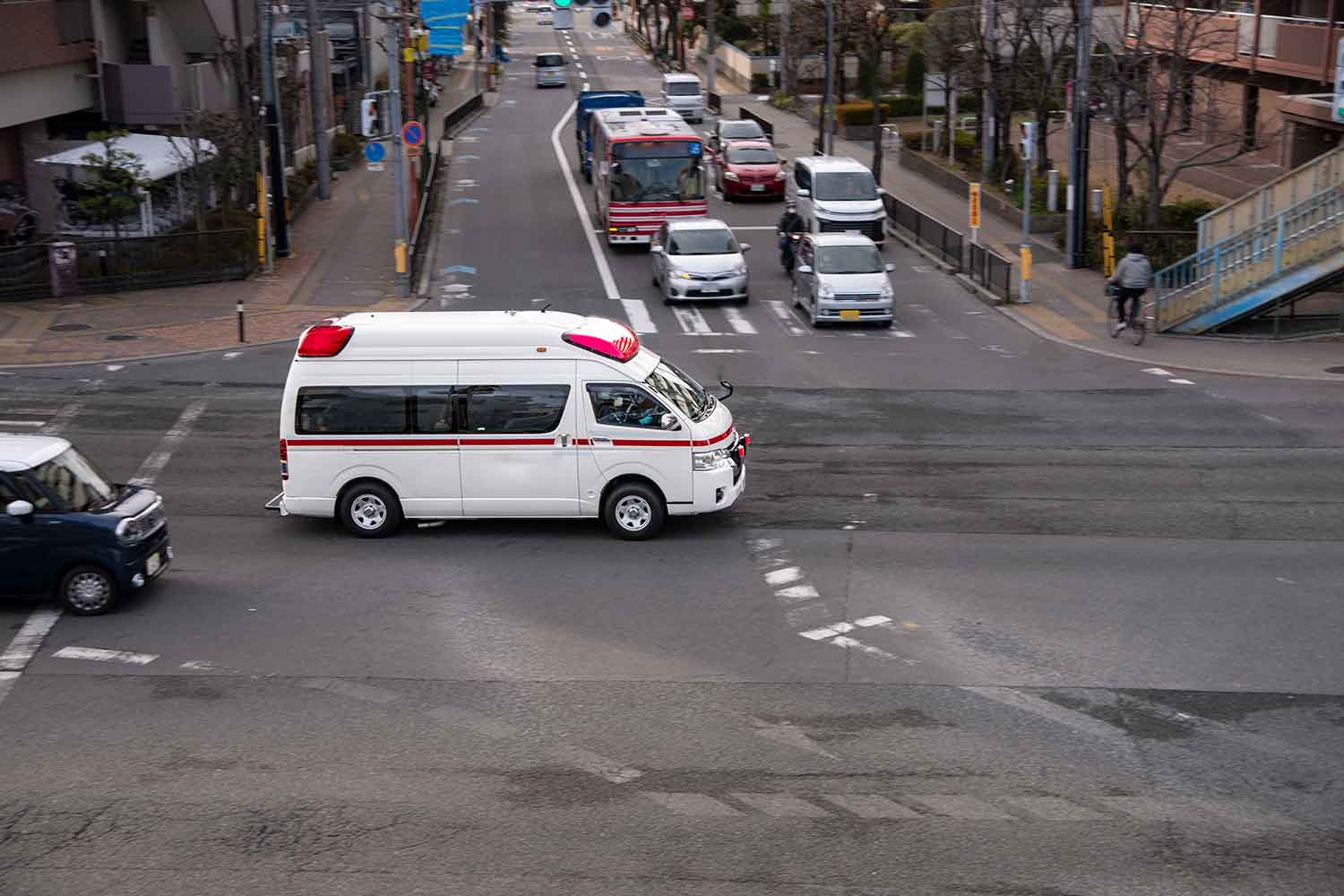 救急車が交差点を通過している様子