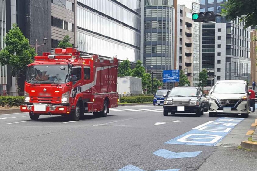 道を譲った「緊急車両」に追いついちゃった！　追い抜いたら違反になる？