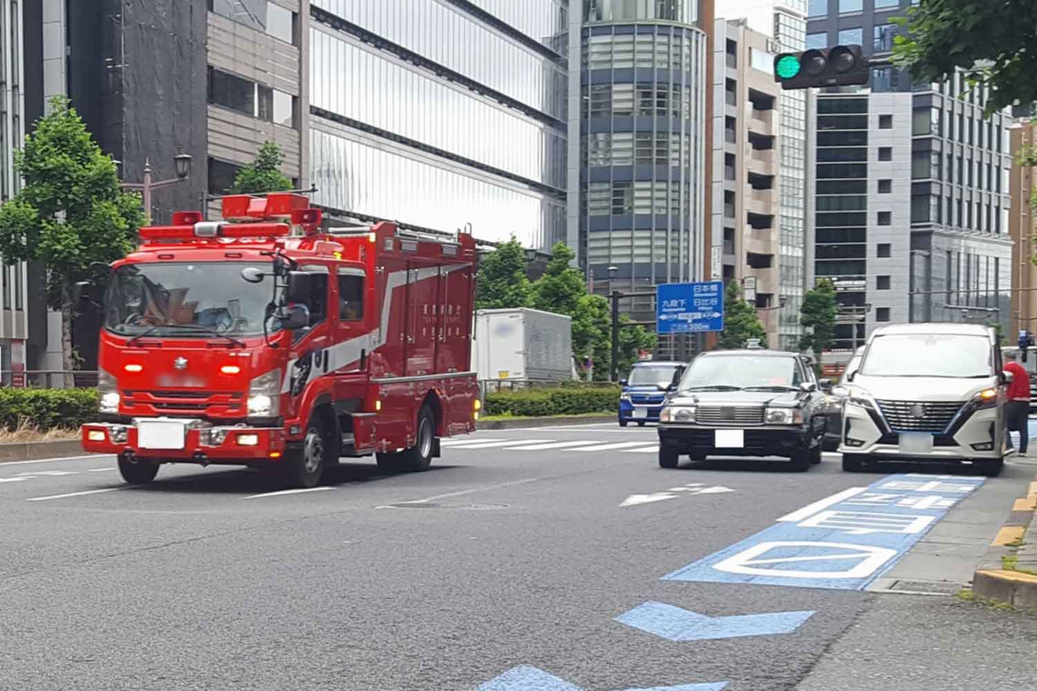 緊急走行している緊急車両を追い抜いてもいいの