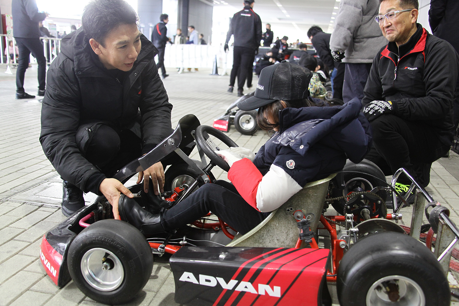 カートのレクチャーをする小暮 卓史選手